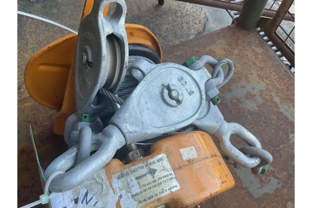 Unissued Maxpull GM20 2000KG Straight Pull Winch c/w 3 Snatch Blocks, from MOD - Image 4 of 5