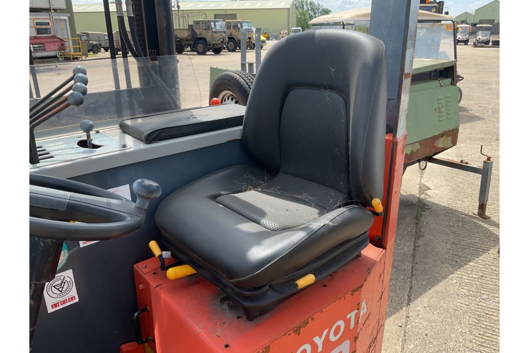 Toyota 5FBRE10 Electric Forklift with Side Shift - Image 4 of 8
