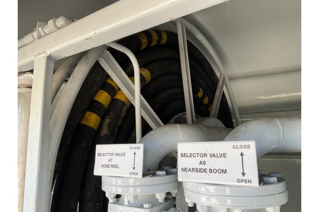 Renault Midliner 5000L Aircraft Refueller with overhead boom Etc shows only 1583 hrs, from UK MOD - Image 16 of 70