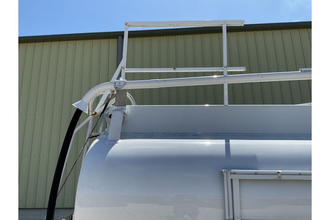 Renault Midliner 5000L Aircraft Refueller with overhead boom Etc shows only 1583 hrs, from UK MOD - Image 35 of 70
