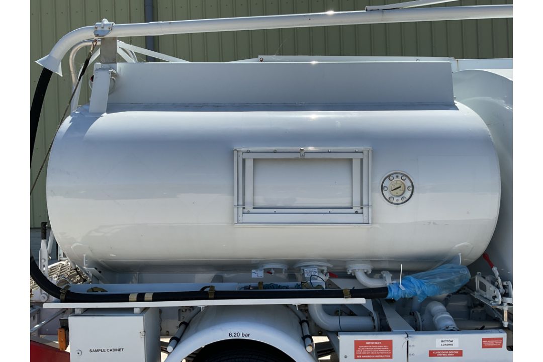 Renault Midliner 5000L Aircraft Refueller with overhead boom Etc shows only 1583 hrs, from UK MOD - Image 24 of 70