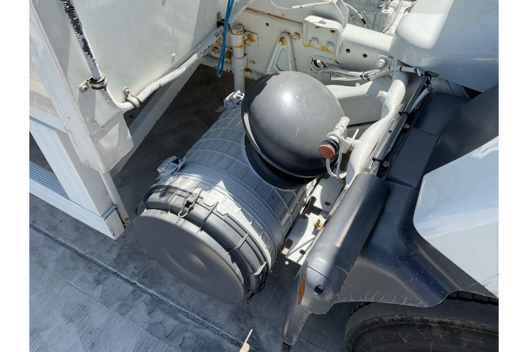 Renault Midliner 5000L Aircraft Refueller with overhead boom Etc shows only 1583 hrs, from UK MOD - Image 4 of 70