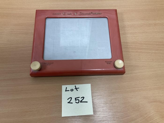 ORIGINAL AND VERY COLLECTABLE ETCH-A-SKETCH