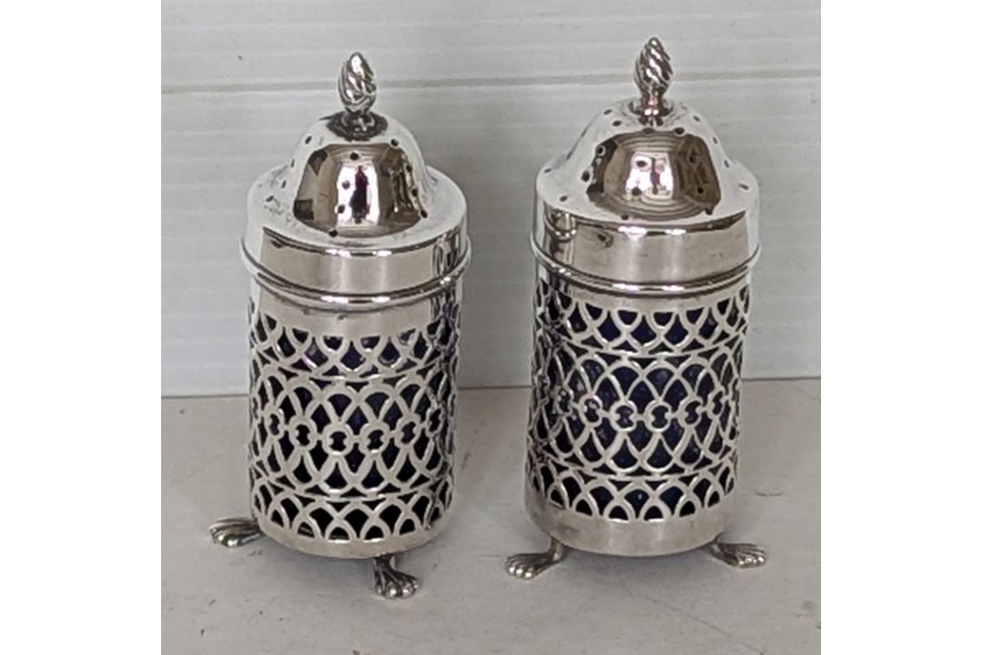 A cased late Victorian silver-cased scent bottle with seaweed etched decoration, flip-top lid, of cy - Image 4 of 7