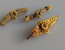 An Etruscan-style gold brooch with diamond decoration, 43mm, hallmarked 15ct for Frederick Banks