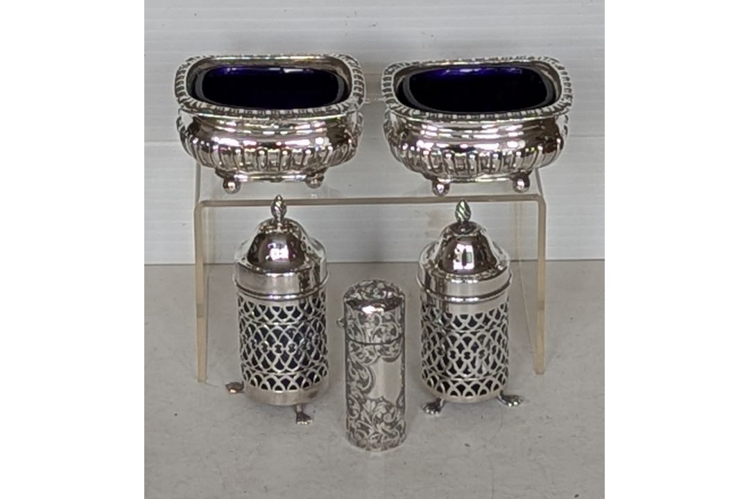 A cased late Victorian silver-cased scent bottle with seaweed etched decoration, flip-top lid, of cy - Image 1 of 7