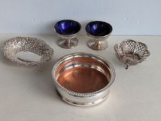 A pair of George III silver salts with etched decoration and blue glass liners, each 5.5 cm H