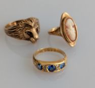 A graduated three-stone sapphire ring with diamond spacers on an 18ct yellow gold tapering shank