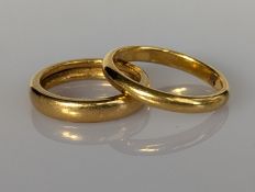 Two yellow gold wedding bands, 4, 3mm, both unmarked, test for 22ct, sizes K, P , 10.5g (2)