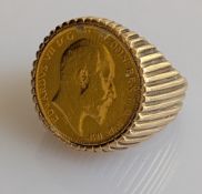 An Edwardian gold half sovereign mounted ring, 1902, size P, 11.6g