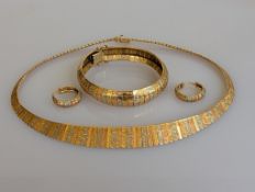 An Italian white, yellow and rose gold parure comprising tapering fringe necklace, 42 cm, bangle 60m