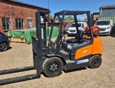 A DOOSAN 33LP GB3 NXP LPG Type 1P 4-Wheel Ride-On Forklift Truck, Serial No. FGA27 3520 0010 (2021/