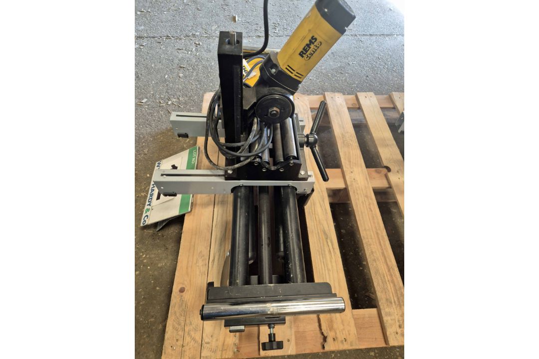 A REMS 845001 1200W 240V Heavy Duty Pipe Cutting Saw with Bespoke Work Horse Stand and Associated - Image 2 of 3