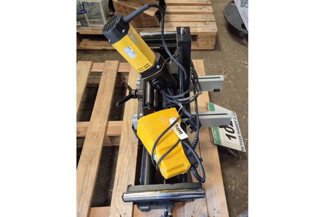 A REMS 845001 1200W 240V Heavy Duty Pipe Cutting Saw with Bespoke Work Horse Stand and Associated - Image 3 of 3