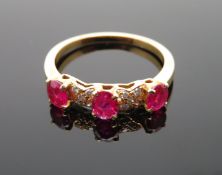 Aparter Rubin-Goldring, 3 facettierte Rubine, zus.ca. 0,55 ct, Ovalschliff, alternierend mit blüten