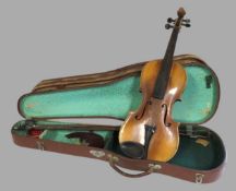 Geige mit 2 Bögen im Kasten, Mittenwald, Etikett "Stradivarius", 60 x 20 x 5 cm.