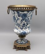 Henkelvase, Weißporzellan mit blauem, floralen Dekor, Messingmontur, seitlich mit runden Handhaben,