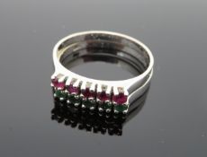 2 Steckringe, je 5 facettierte Rubine und Smaragde, Weißgold 585/000, punziert, 3,03 g, Ringgr. 54/