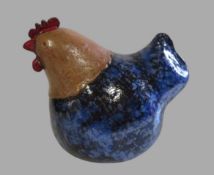Sitzendes Huhn, 1970/80er Jahre, Ton mit farbiger Glasur, 30 x 35 x 23 cm.