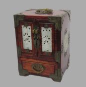 Schmuckschatulle in Gestalt eines Miniaturschranks, China, Holz mit Jade-Einlagen und Messingbeschl