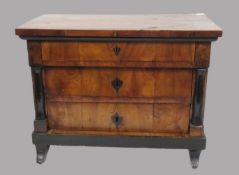 Modellkommode, Biedermeier, um 1830/40, Nussbaumfurnier, partiell geschwärzt, dreischübig, seitlich