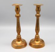 2 antike Kerzenleuchter, 1. Hälfte 19. Jahrhundert, Messing, Standfüsse leicht gedellt, H 23 cm, D 
