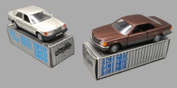 2 diverse Modellautos, Daimler Benz, Modell 300E und 560SEC, Metall, OVP, 4 x 14 x 5,5 cm.