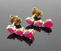 Paar entzückender Ohrstecker, je 3 geschliffene Rubine, zus.ca. 0,60  ct, untereinander frei bewegl