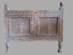 Bett-Teil, Indien, 18./19. Jahrhundert, Holz reich geschnitzt, 77 x 87 x 6 cm.