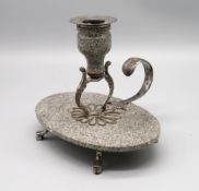 Darmolleuchter, 19. Jahrhundert, Eisen, wohl Serpentin, auf 4 Hufenfüssen, 14,5 x 17,5 x 14 cm.