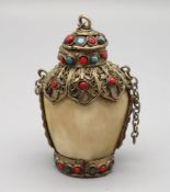 Snuffbottle/Schnupftabakflasche, Tibet, Horn mit filigraner Verzierung, H 8 cm, D 5 cm.