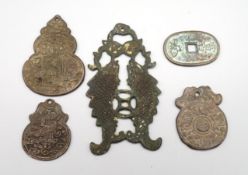 5 antike Amulette, sog. Cash-/Käsch-Münzen, China, Qing-Dynastie (1644 - 1912), Bronze, H 5 bis 11,