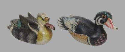 2 Lockenten, Holz mit polychromer Bemalung, 15 x 33 x 12 cm.