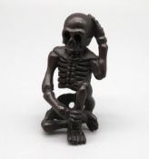 Netzuke in Gestalt eines Memento Moris/hockenden Skeletts, China, Edelholz fein geschnitzt, sign., 