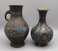2 diverse Cloisonné Vasen, China, um 1900, eine Vase mit fehlendem Henkel h 23/25,5 cm.
