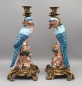 2 außergewöhnliche Kerzenleuchter, Tüllen getragen durch Papageien, Porzellan mit polychromer Bemal