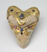 Zahn eines Hais/Magalodons/Otodus, Fossil, ca. 2 bis 17 Millionen Jahre alt, Messingzier, besetzt m
