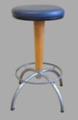Barhocker, 1970er Jahre, Holz und gelacktes Eisen, H 77 cm, D 59 cm.
