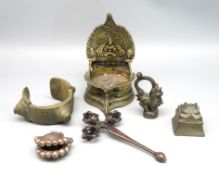 7 teiliges Konvolut diverser Bronzen, bestehend aus indischer Tempel-Öllampe (Diya), birmanischem O