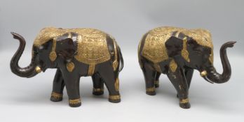 2 stehende Elefanten, Indien, Messing partiell geschwärzt, 14,5 x 21,5 x 8,5 cm.