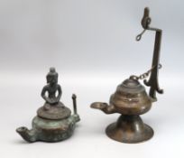 2 diverse Öllampen, Indien, Messing und Bronze, verziert, H 10,5/17 cm.