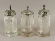 drei Krüge, Glas, Zinnmontierung, um 1820