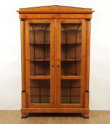 Vitrine im Biedermeierstil, Kirschbaum, deutsch, 19./20.Jh.