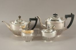 Teekanne, Silber 925/ooo, Sheffield, 1887, beigegeben Kaffeekanne, Sahne, Zucker versilbert, England