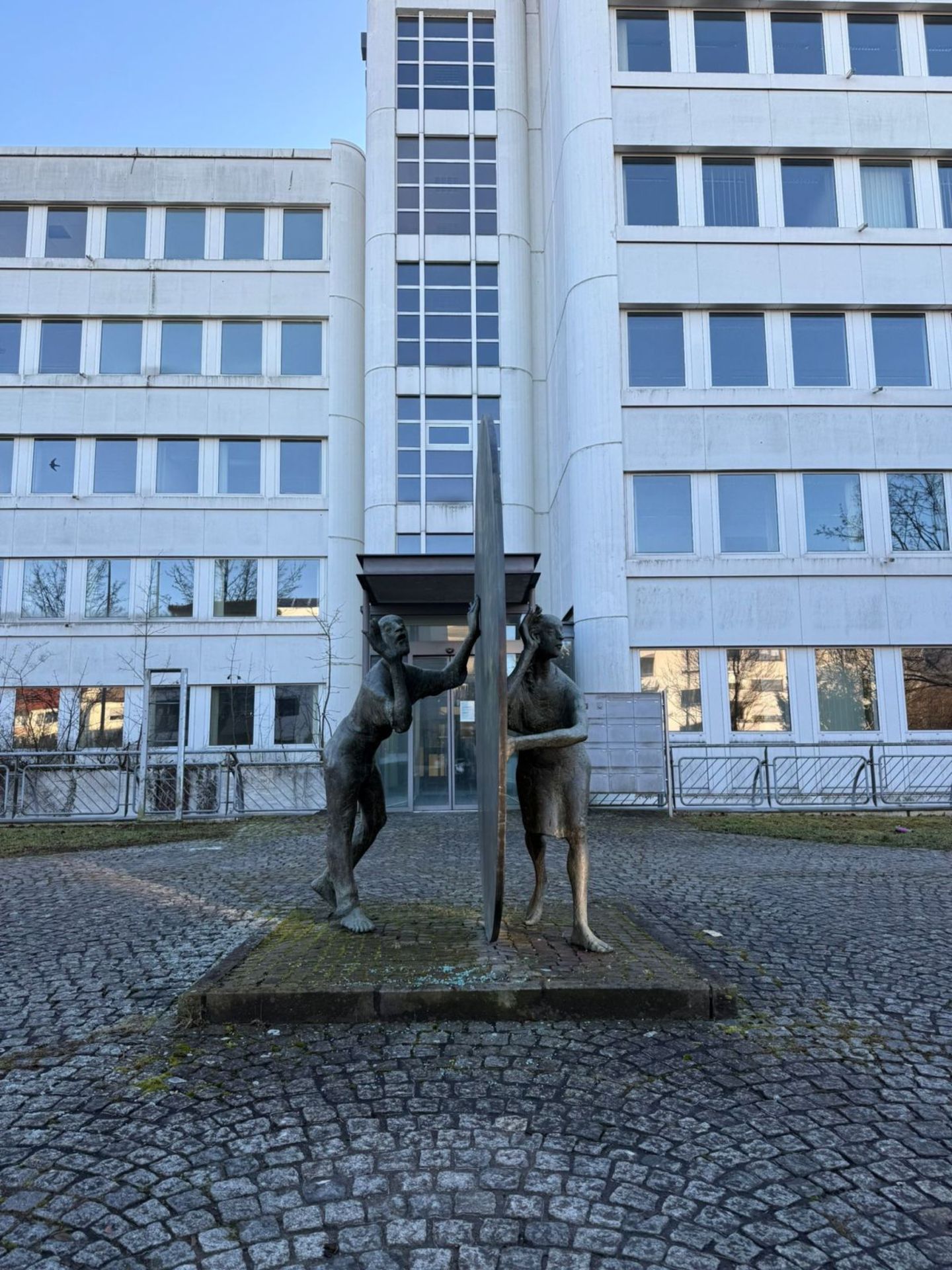Nuss, Fritz, "ohne Titel", zwei Figuren mit stehender Bronzescheibe, Bronze, Strassacker - Bild 3 aus 4