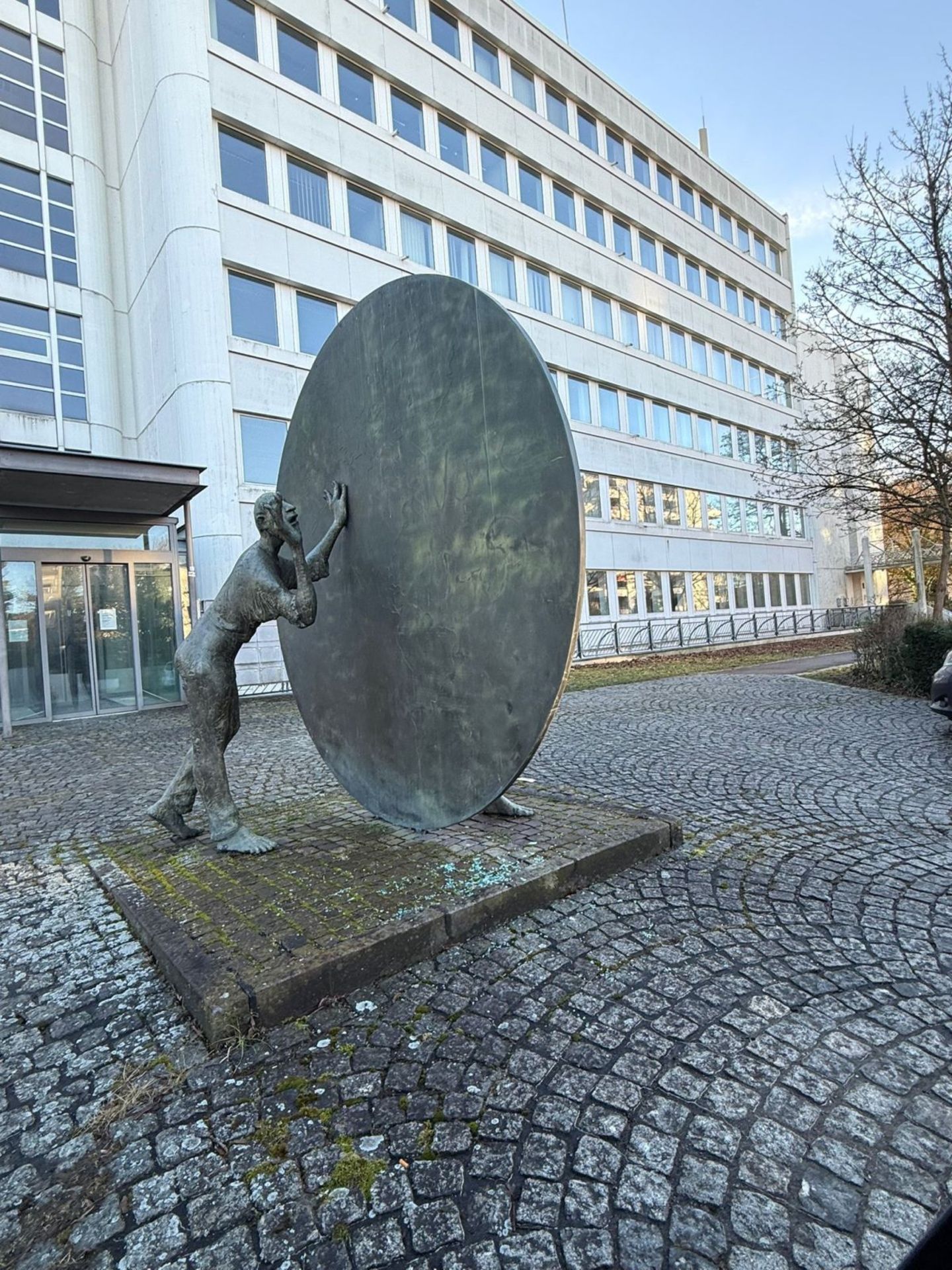 Nuss, Fritz, "ohne Titel", zwei Figuren mit stehender Bronzescheibe, Bronze, Strassacker - Bild 2 aus 4