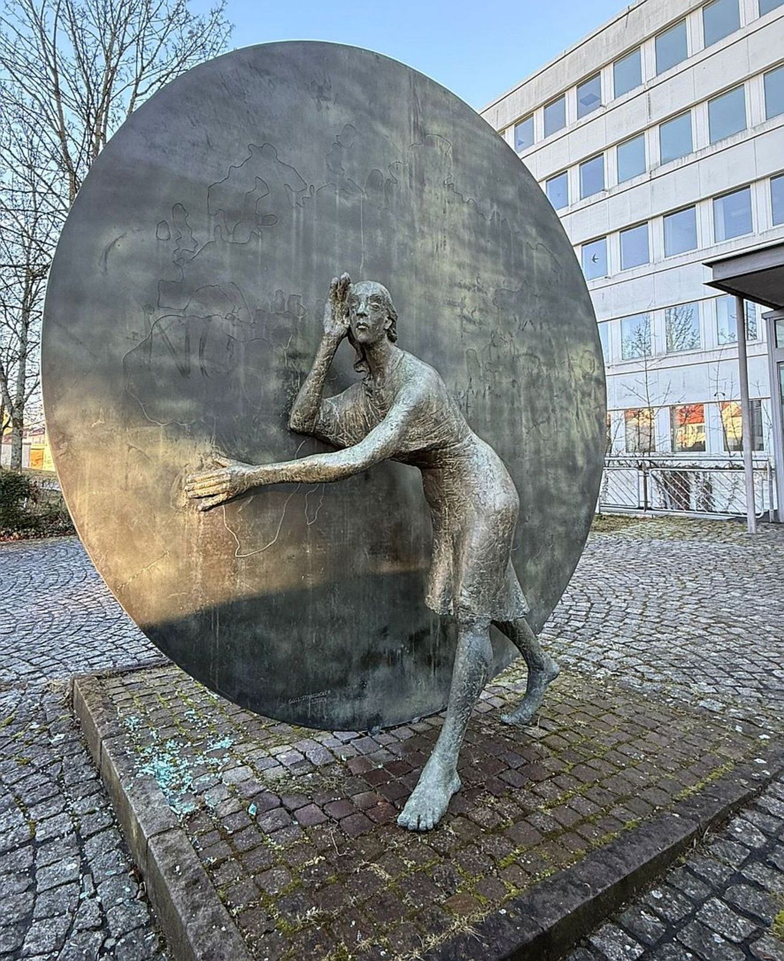 Nuss, Fritz, "ohne Titel", zwei Figuren mit stehender Bronzescheibe, Bronze, Strassacker