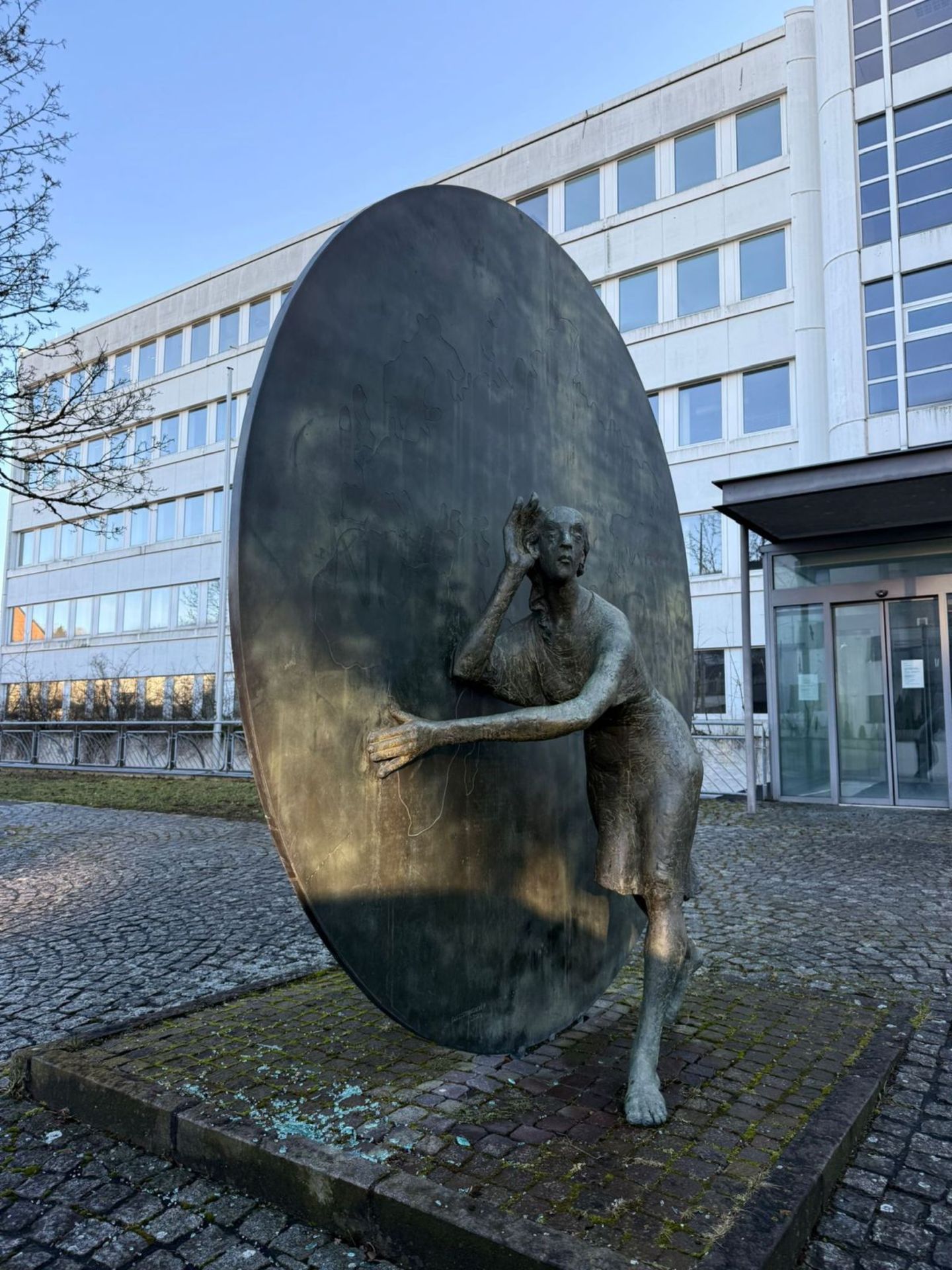Nuss, Fritz, "ohne Titel", zwei Figuren mit stehender Bronzescheibe, Bronze, Strassacker - Bild 4 aus 4