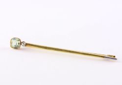 Stabbrosche, 750/ooo Gelbgold, Diamant und hellgrüner Schmuckstein, 4,8g