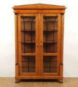 Vitrine im Biedermeierstil, Kirschbaum, deutsch, 19./20.Jh.